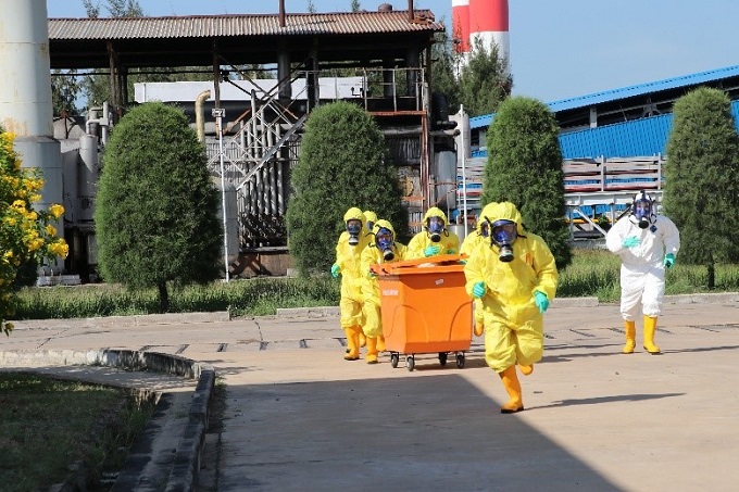 Đội Ứng phó sự cố sẵn sàng phương tiện để tiếp cận khu vực bồn dầu