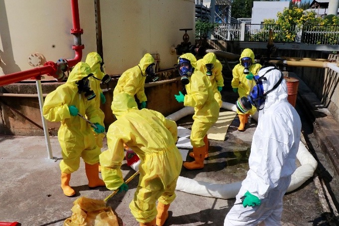 Đội ứng phó sử dụng phao quây và tấm thấm dầu để xử lý dầu tràn trên nền