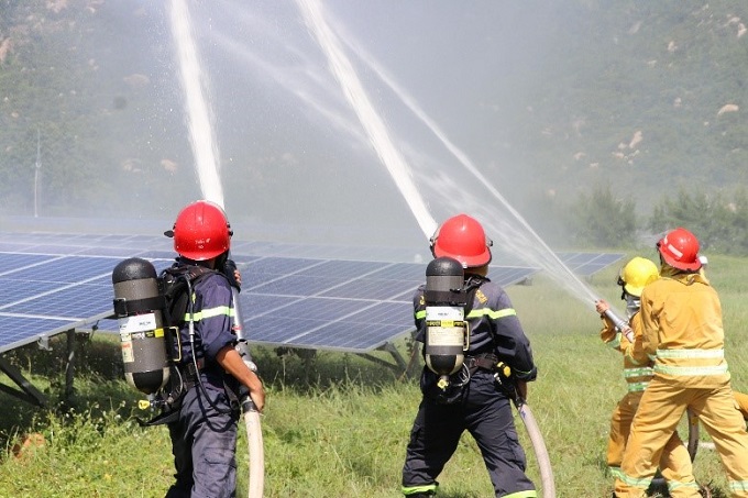 Lực lượng chữa cháy cơ sở triển khai tại khu vực pin mặt trời