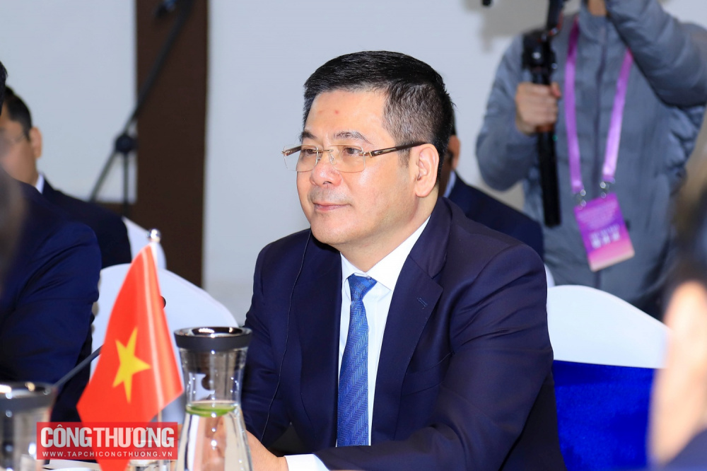 Bộ trưởng Nguyễn Hồng Diên