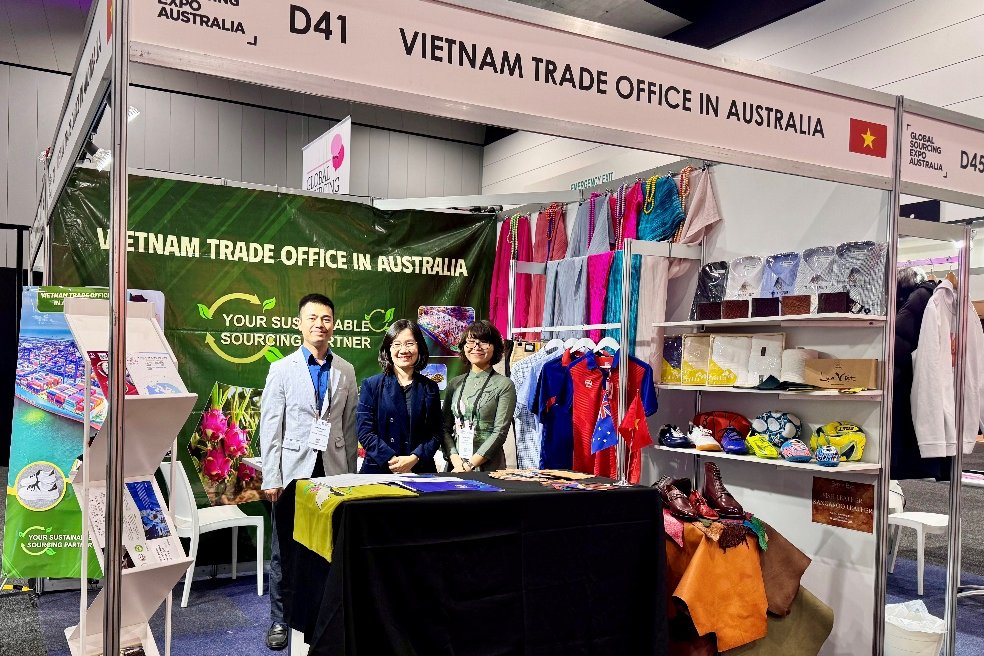 Gian hàng sản phẩm dệt may, da giày Việt Nam tại Hội chợ Global Sourcing Expo thu hút nhiều nhà mua hàng tìm đến kết nối