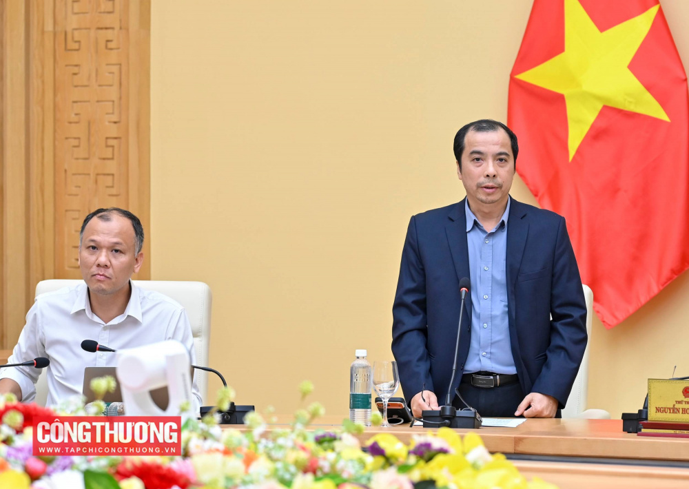 Chiều 28/11/2025, Thứ trưởng Bộ Công Thương Nguyễn Hoàng Long đã chủ trì cuộc họp với các đơn vị có liên quan về việc triển khai kế hoạch vận hành hệ thống điện năm 2026.