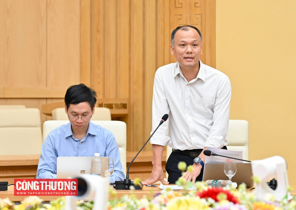 Chiều 28/11/2025, Thứ trưởng Bộ Công Thương Nguyễn Hoàng Long đã chủ trì cuộc họp với các đơn vị có liên quan về việc triển khai kế hoạch vận hành hệ thống điện năm 2026.