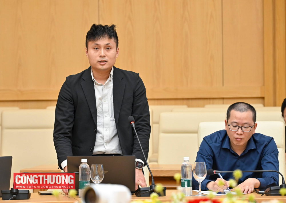 Chiều 28/11/2025, Thứ trưởng Bộ Công Thương Nguyễn Hoàng Long đã chủ trì cuộc họp với các đơn vị có liên quan về việc triển khai kế hoạch vận hành hệ thống điện năm 2026.