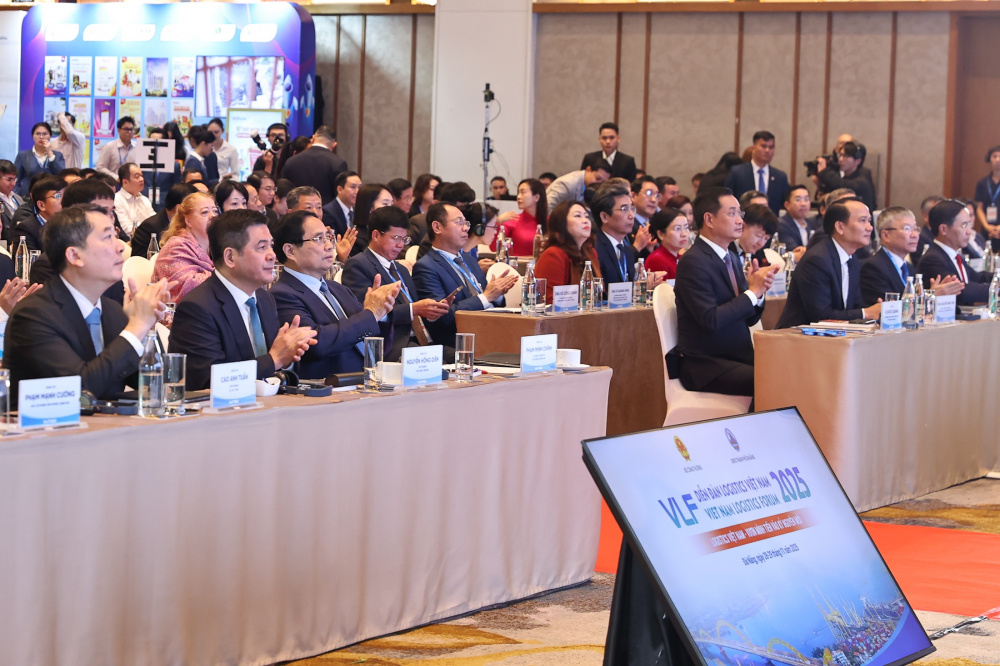 Thủ tướng Chính phủ Phạm Minh Chính và Bộ trưởng Bộ Công Thương Nguyễn Hồng Diên cùng các đại biểu tham dự Diễn đàn Logistics Việt Nam 2025.