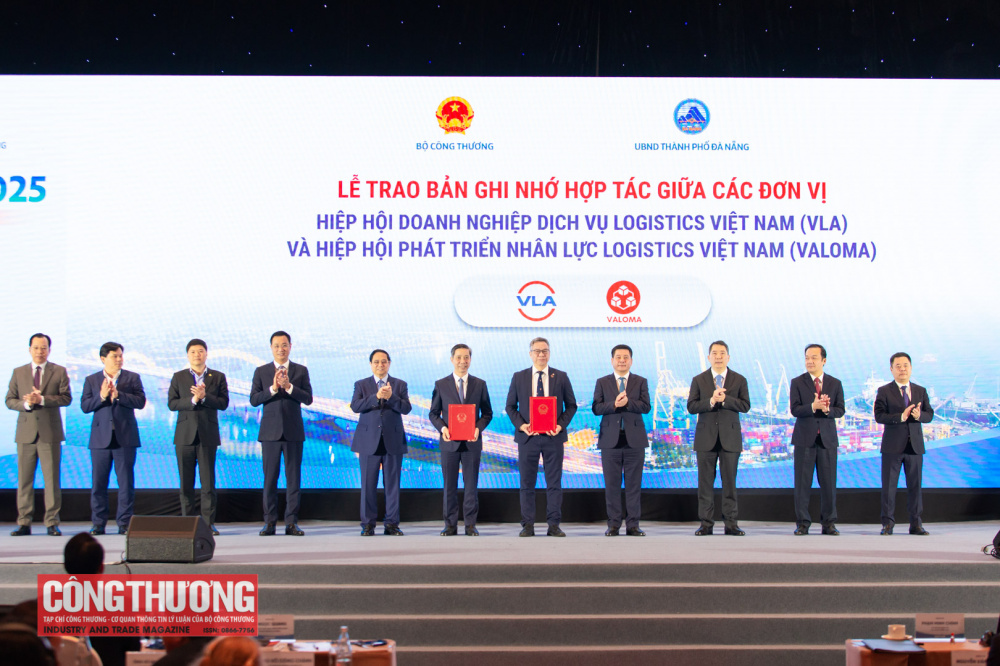 Thủ tướng Phạm Minh Chính chứng kiến lễ trao văn kiện hợp tác giữa các cơ quan, doanh nghiệp