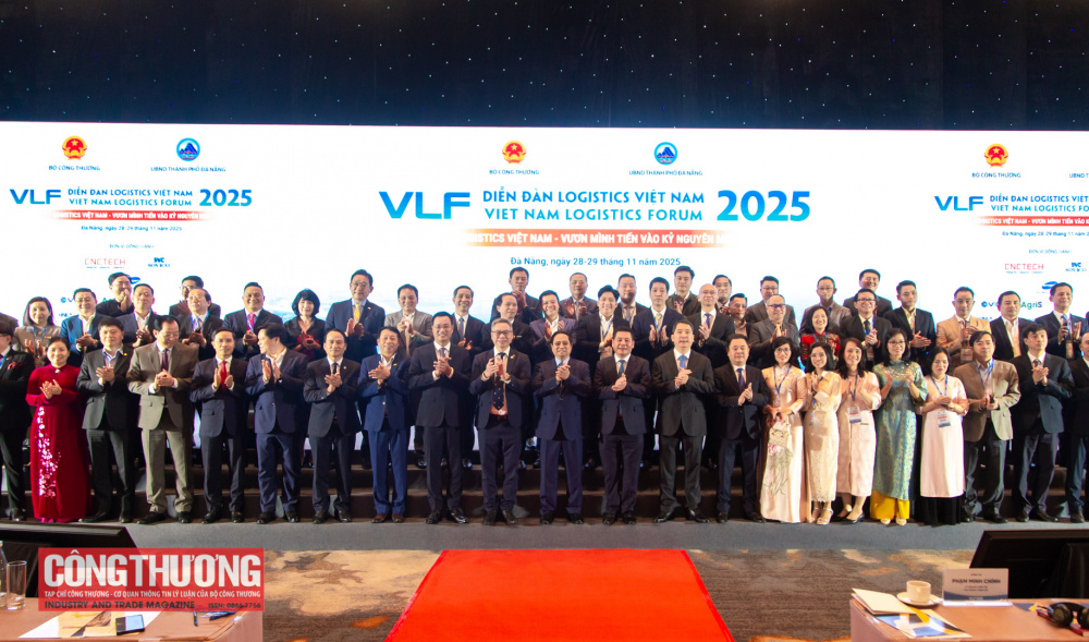 Các đại biểu chụp ảnh lưu niệm kết thúc phiên toàn thể Diễn đàn Logistics Việt Nam 2025