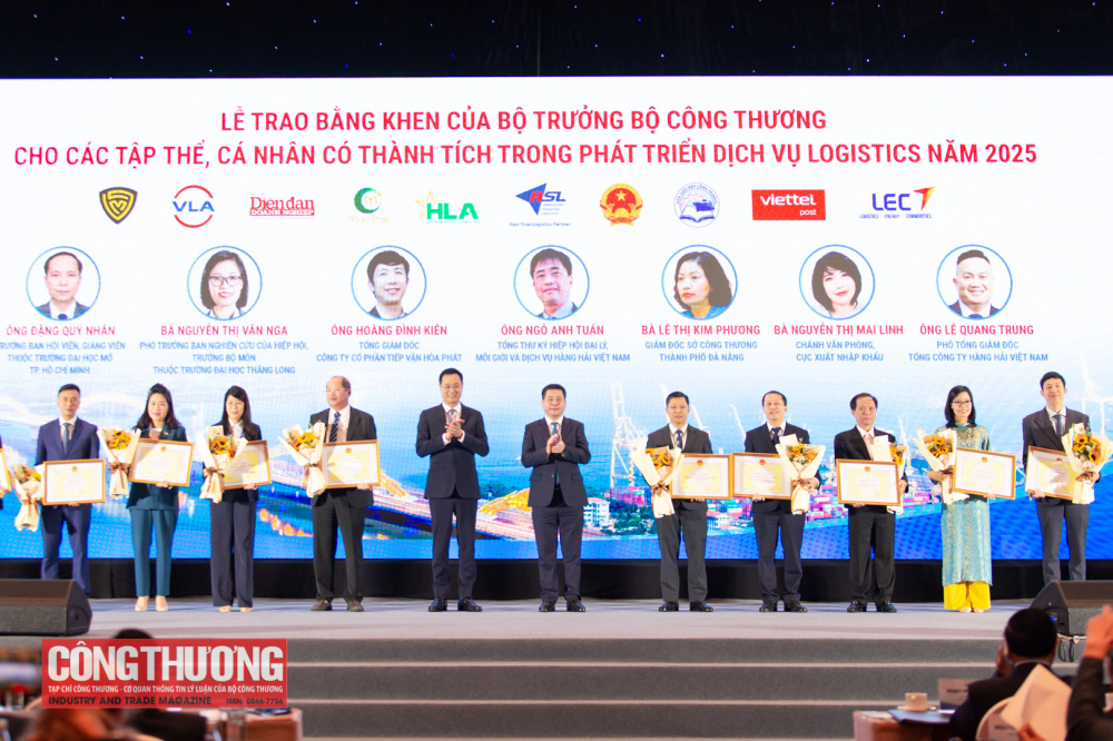 Bộ trưởng Nguyễn Hồng Diên và Bí thư Thành ủy Đà Nẵng Lê Ngọc Quang trao Bằng khen, hoa chúc mừng tới tập thể, cá nhân có thành tích trong phát triển dịch vụ logistics năm 2025.