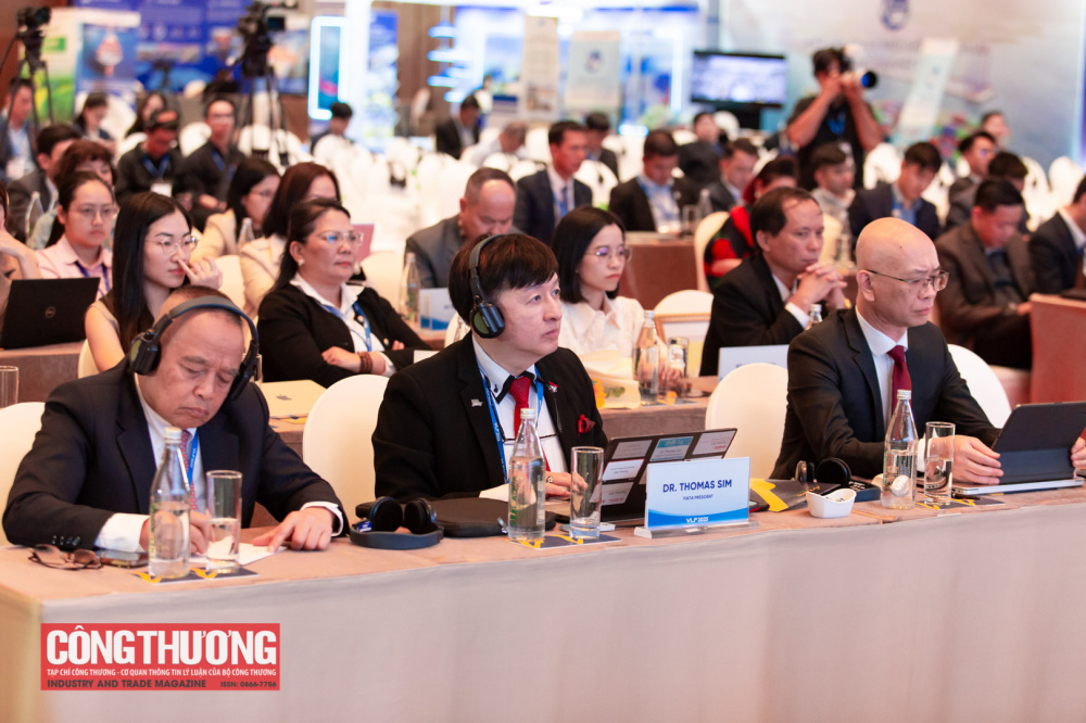 Các đại biểu tham dự phiên chuyên đề.