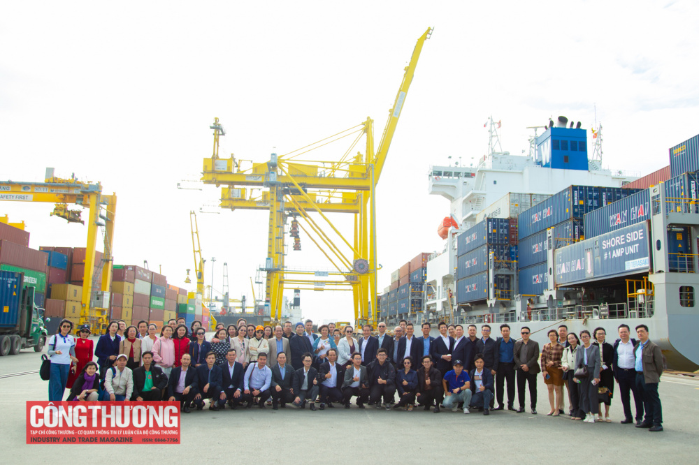 Đoàn đại biểu, doanh nghiệp tham dự Diễn đàn Logistics Việt Nam 2025 khảo sát thực tế tại cảng Tiên Sa, thành phố Đà Nẵng.