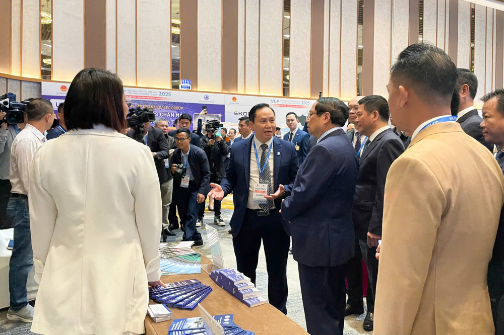 Các đại biểu trao đổi thông tin tại Cảng Tiên Sa, thành phố Đà Nẵng.