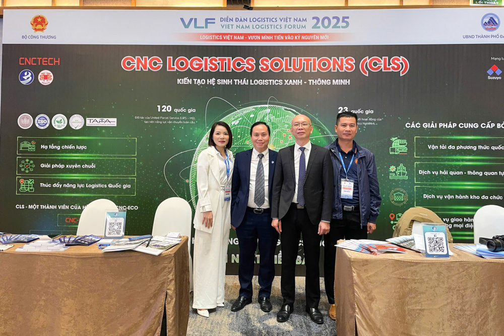 Các đại biểu trao đổi thông tin tại Cảng Tiên Sa, thành phố Đà Nẵng.