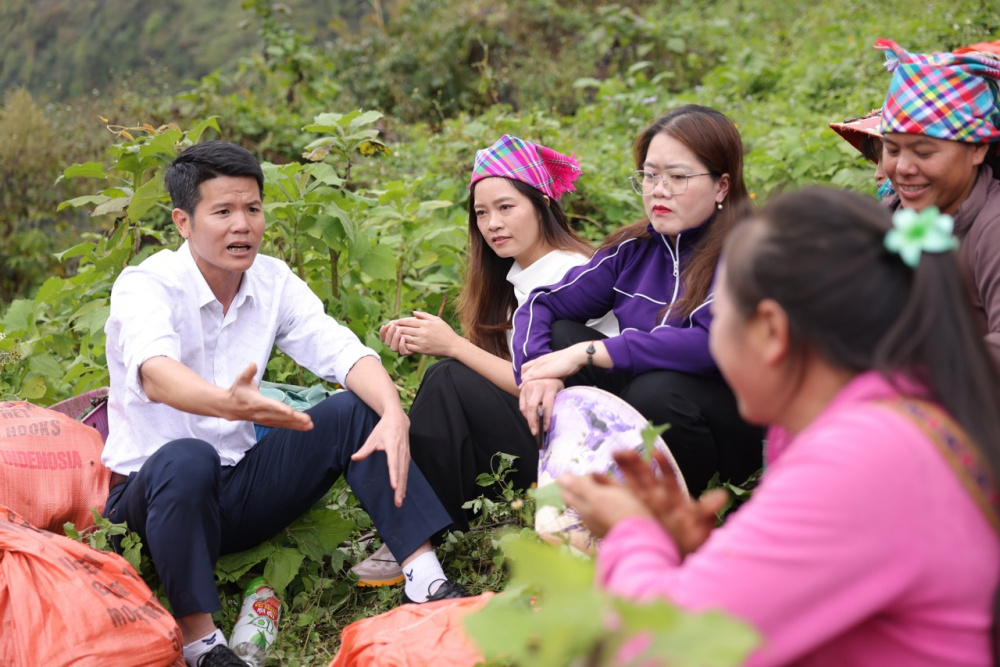 Ông Lê Bá Sơn, Chủ tịch UBND Xã Sìn Hồ (Lai Châu) nói chuyện với bà con sau phiên livestream