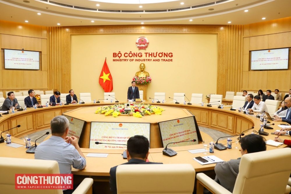 Bộ trưởng Nguyễn Hồng Diên