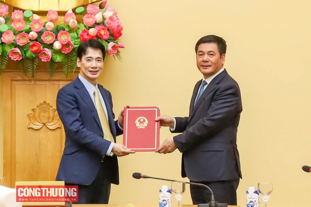 Công bố và trao quyết định