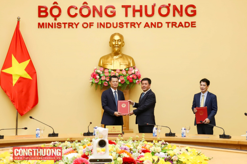 Công bố và trao quyết định