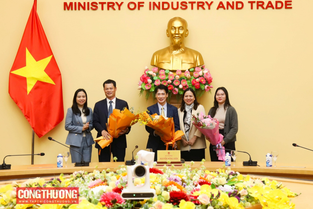 Công bố và trao quyết định