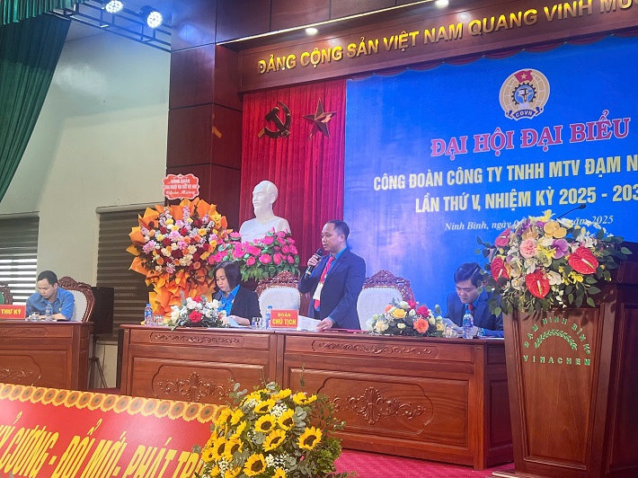 đoàn chủ tịch đại hội