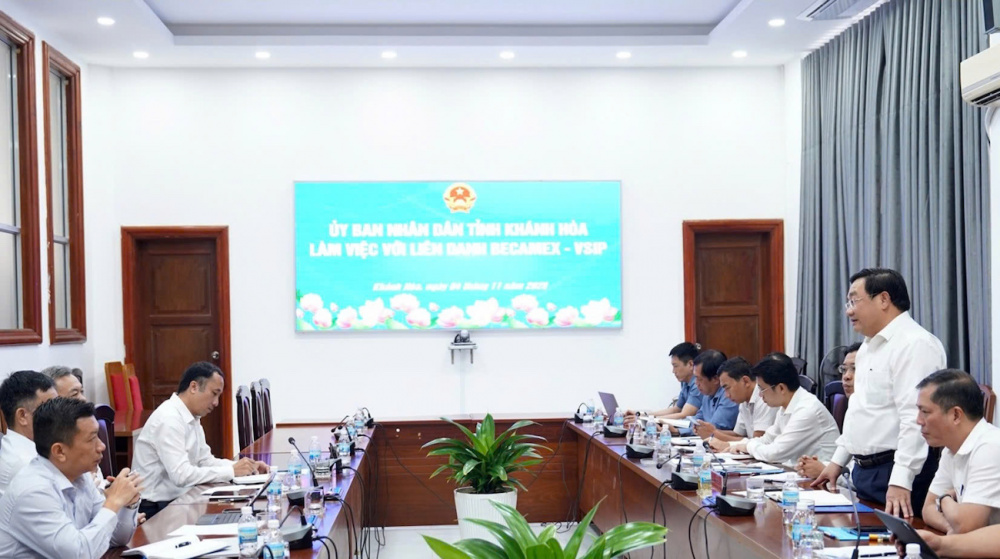 Đại diện Liên danh Becamex IDC - VSIP (trái) mong muốn được đầu tư vào hạ tầng các khu công nghiệp với mục tiêu phát triển hành lang kinh tế, tăng tính kết nối và hiệu quả phát triển kinh tế tổng thể của tỉnh Khánh Hòa.
