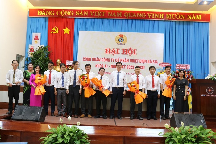 BCH Công đoàn nhiệm kỳ 2025 - 2030 ra mắt Đại hội và nhận hoa chúc mừng từ Ban Lãnh đạo TCT và Công ty