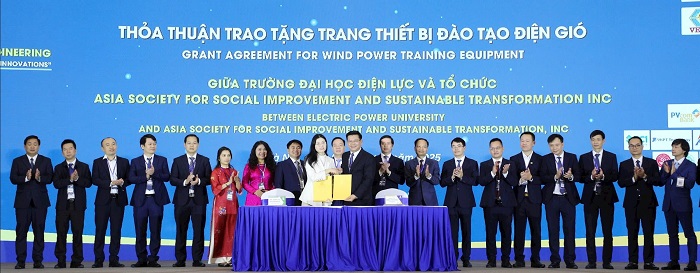 Thảo thuận trao tặng trang thiết bị đào tại điện gió giữa Trường Đại học Điện lực và đối tác quốc tế