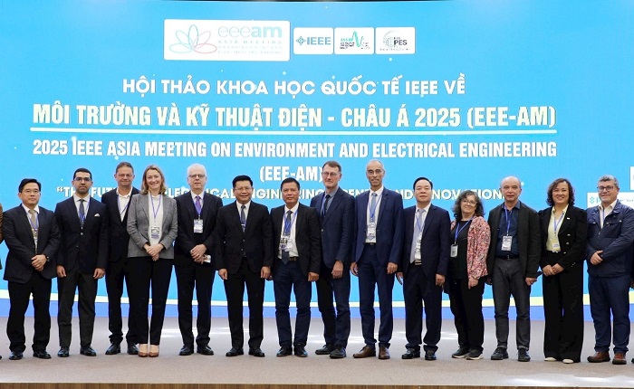 PGS.TS.Đinh Văn Châu chụp ảnh lưu niệm với các đại biểu