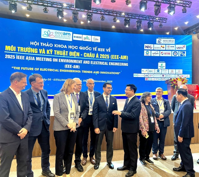 PGS.TS.Đinh Văn Châu trao đổi với các đại biểu quốc tế bên lề Hội thảo