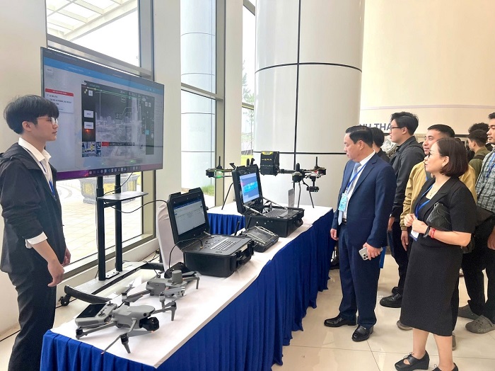 hủ tịch Hội đồng Trường Đại học Điện lực, PGS.TS Vũ Đình Ngọ tham quan gian hàng triển lãm tại Hội thảo