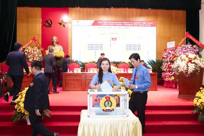 Đại biểu bỏ phiếu bầu Ban Chấp hành khóa XXIII 2