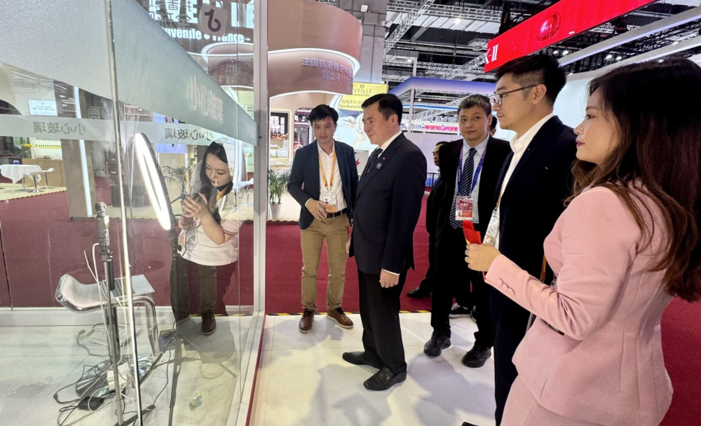 Thứ trưởng Bộ Công Thương Nguyễn Sinh Nhật Tân đi thăm gian hàng tại Hội chợ CIIE 2025
