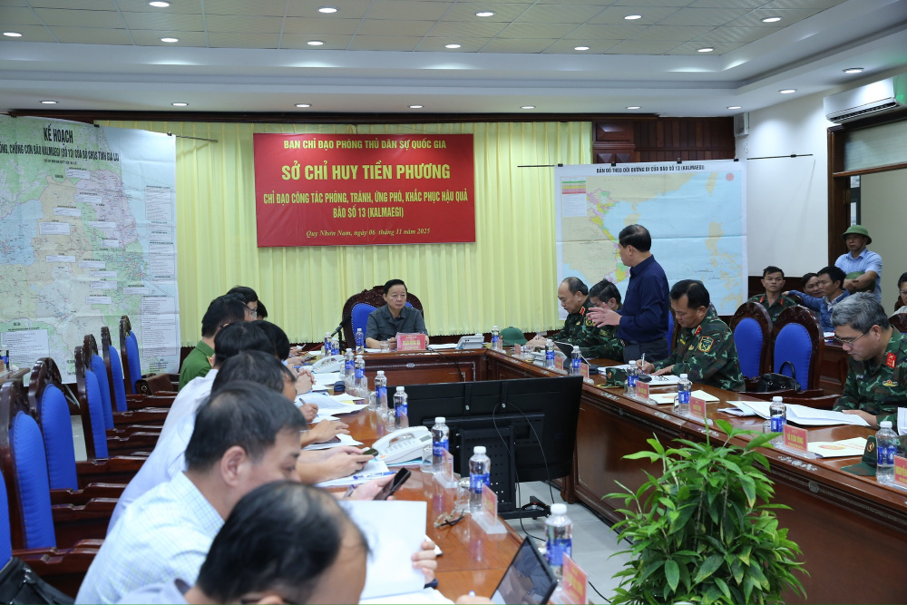 Phó Thủ tướng Trần Hồng Hà, Phó Trưởng ban Thường trực Ban Chỉ đạo phòng thủ dân sự quốc gia chủ trì cuộc họp trực tiếp kết hợp trực tuyến triển khai khẩn cấp các biện pháp ứng phó cơn bão số 13 (bão Kalmeagi) - Ảnh: VGP/Minh Khôi