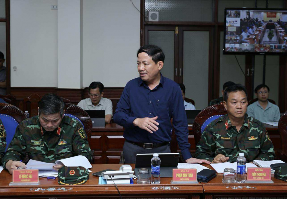 Chủ tịch UBND tỉnh Gia Lai Phạm Anh Tuấn báo cáo tình hình ứng phó bão số 13 trên địa bàn tỉnh - Ảnh: VGP/Minh Khôi