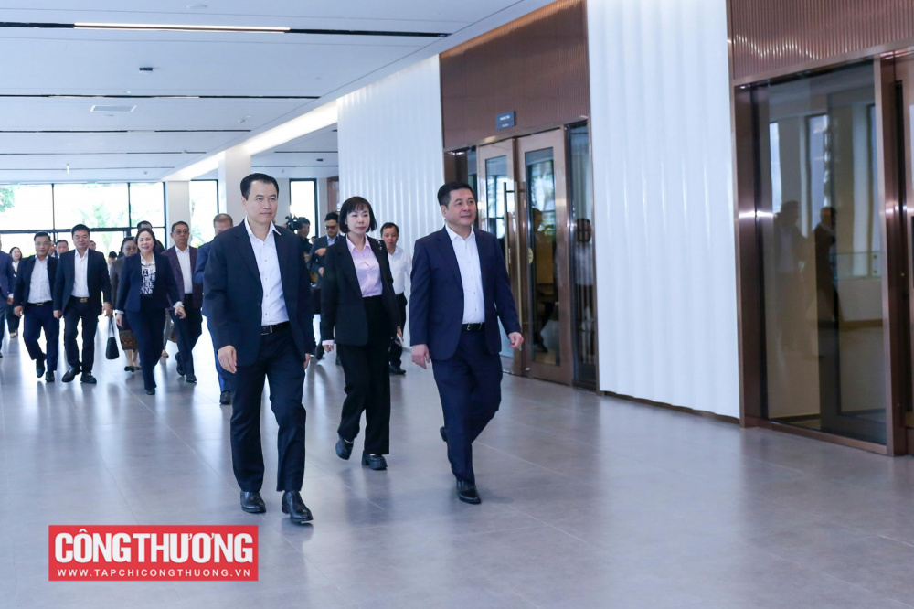 Đại biểu Việt Nam và Lào khảo sát thực tế nhà máy ô tô Thành Công tại khu công nghiệp Việt Hưng, tỉnh Quảng Ninh trước thềm Hội nghị hợp tác phát triển thương mại biên giới Việt Nam - Lào lần thứ XIII