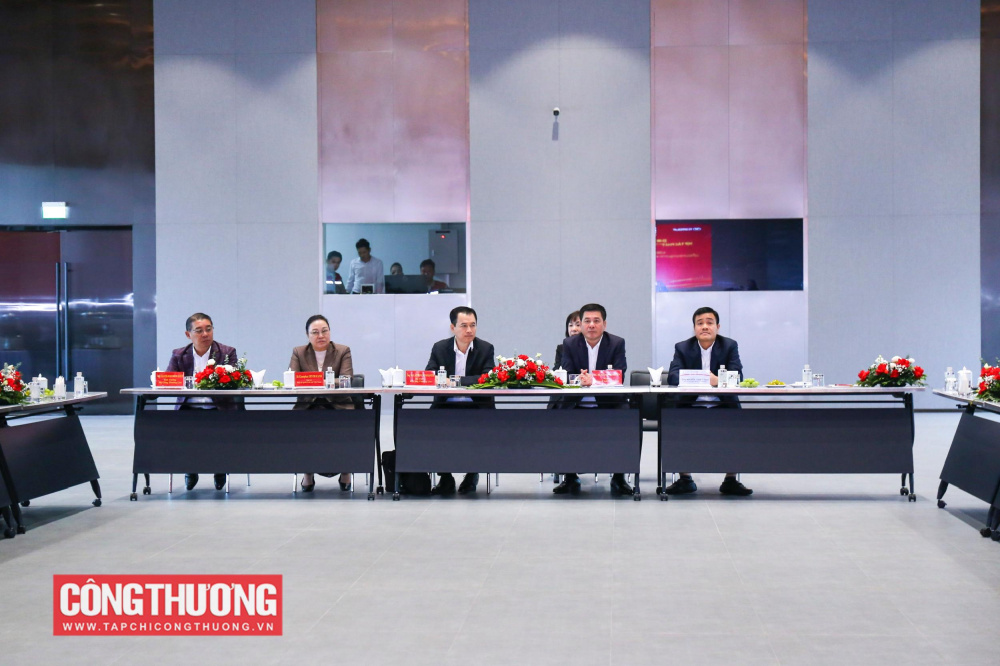 Đại biểu Việt Nam và Lào khảo sát thực tế nhà máy ô tô Thành Công tại khu công nghiệp Việt Hưng, tỉnh Quảng Ninh trước thềm Hội nghị hợp tác phát triển thương mại biên giới Việt Nam - Lào lần thứ XIII