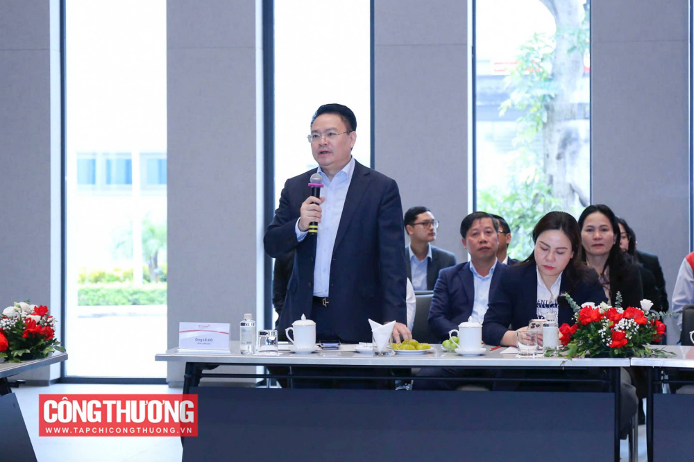 Ông Lê Độ - Phó Tổng Giám đốc Tập đoàn Thành Công báo cáo tại buổi làm việc