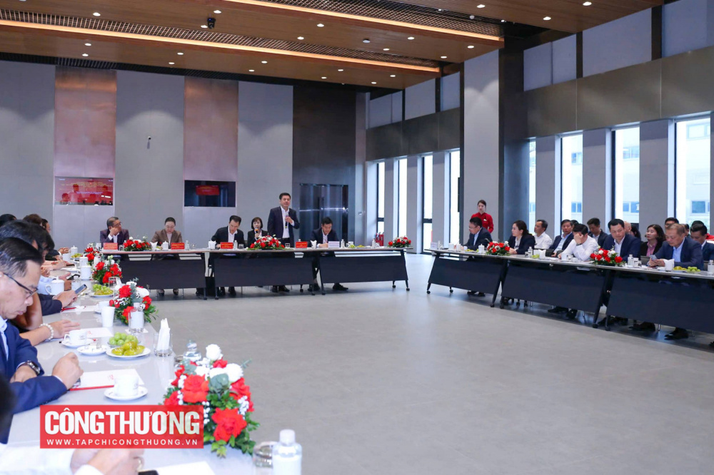 Sáng 7/11/2025, trong khuôn khổ Chương trình Hội nghị hợp tác phát triển thương mại biên giới Việt Nam - Lào lần thứ XIII, các đại biểu đã có buổi khảo sát thực tế tại nhà máy ô tô Thành Công tại khu công nghiệp Việt Hưng, tỉnh Quảng Ninh.