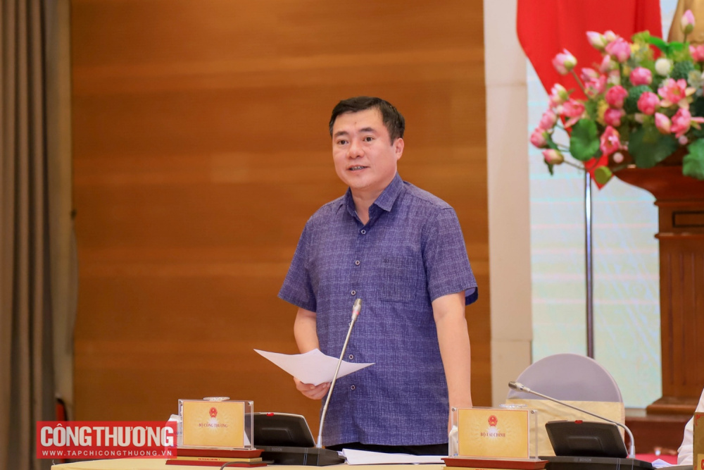 Thứ trưởng Nguyễn Sinh Nhật Tân