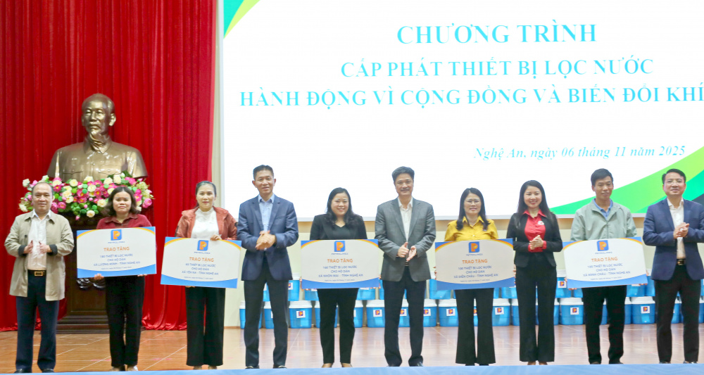 trao tặng người dân