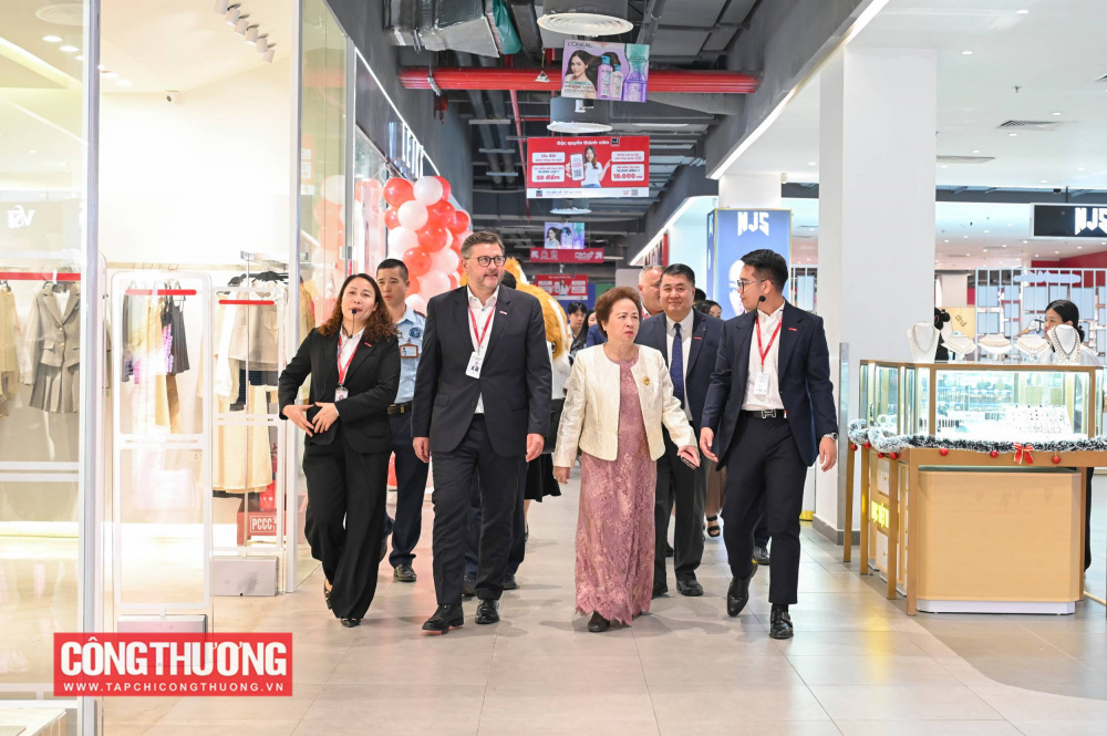 Đại biểu tham quan bên trong GO! Thăng Long