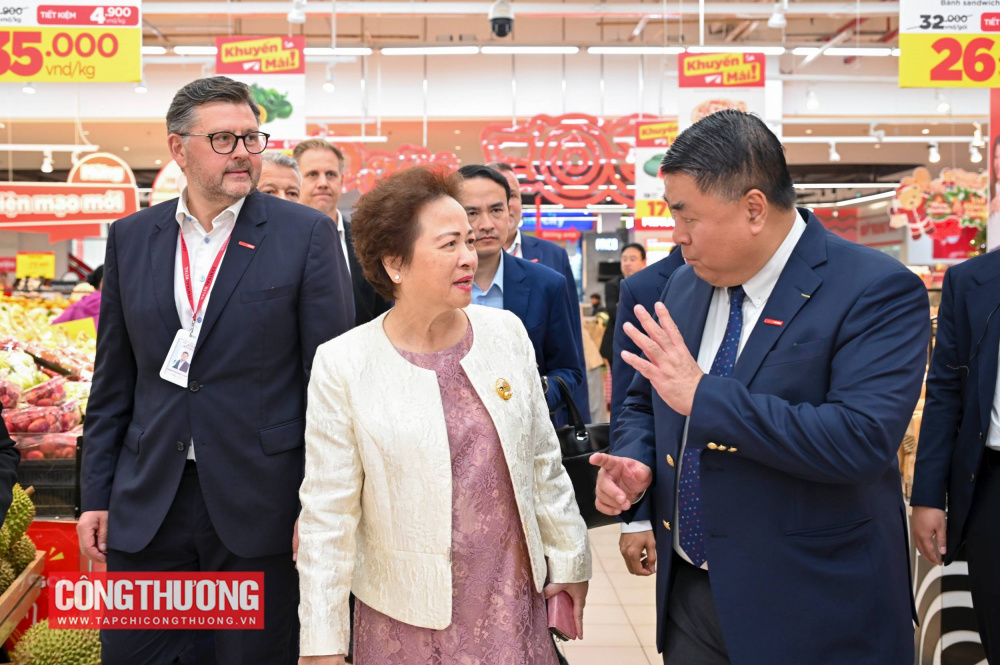 Đại biểu tham quan bên trong GO! Thăng Long