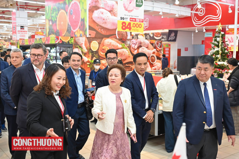 Đại biểu tham quan bên trong GO! Thăng Long