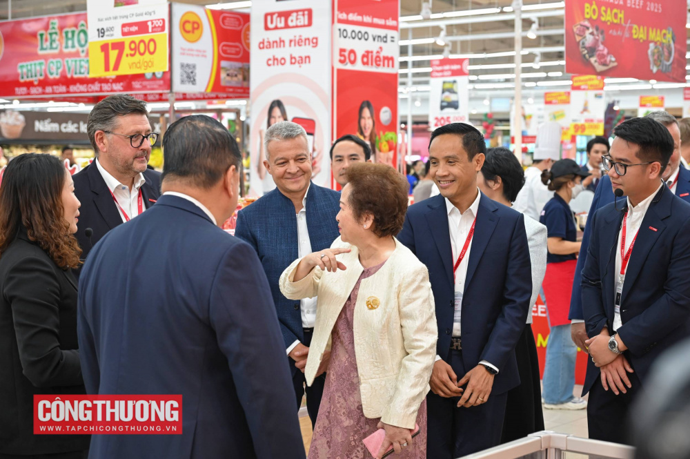 Đại biểu tham quan bên trong GO! Thăng Long