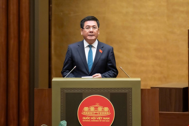 Thừa ủy quyền của Chính phủ, Bộ trưởng Bộ Công Thương Nguyễn Hồng Diên đã trình bày Báo cáo tiếp thu, giải trình trước Quốc hội