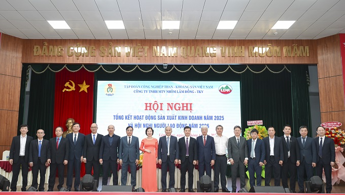 Các đại biểu chụp hình lưu niệm tại Hội nghị