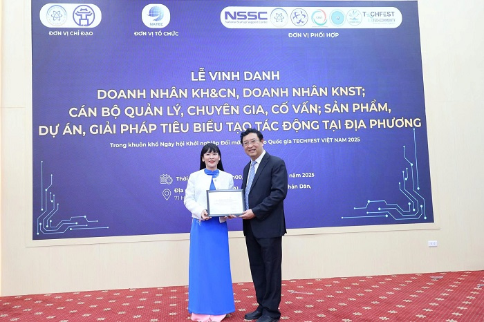 Bà Trịnh Thị Hồng Vân (thứ 3 từ trái sang) nhận Bằng vinh danh Doanh nhân Khoa học & Công nghệ tiêu biểu