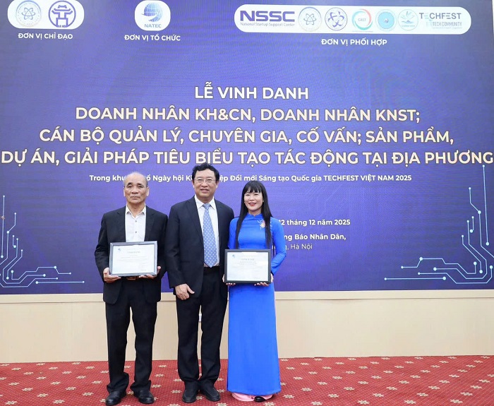 Bà Trịnh Thị Hồng Vân (thứ nhất từ phải qua) chụp ảnh lưu niệm cùng ông Phạm Hồng Quất - Cục trưởng Cục Khởi nghiệp và Doanh nghiệp công nghệ (Bộ KH&CN) người đứng giữa.