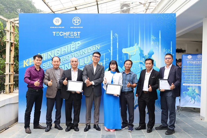 Bà Trịnh Thị Hồng Vân chụp ảnh lưu niệm cùng các đại biểu 