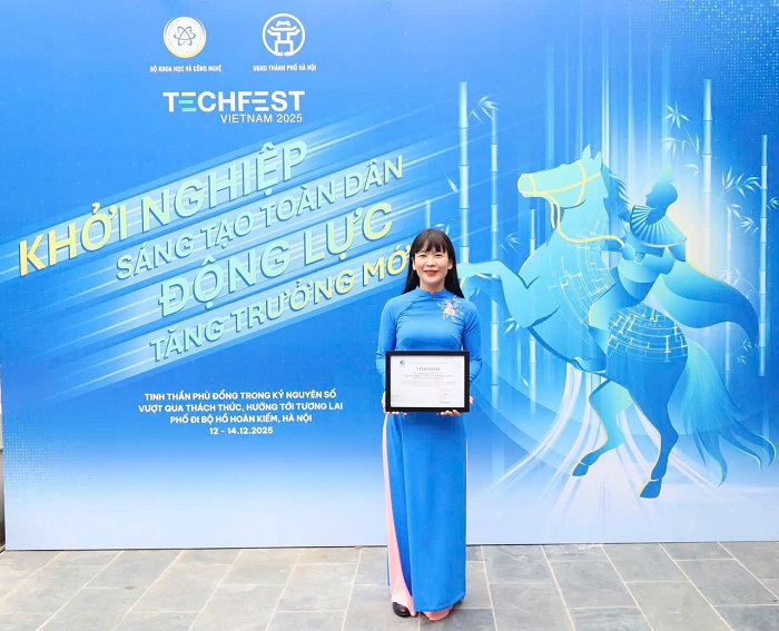 Bà Trịnh Thị Hồng Vân chụp ảnh lưu niệm cùng các đại biểu