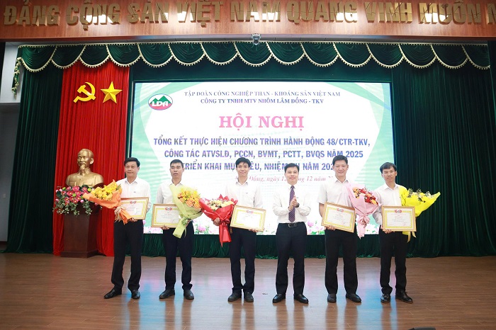 Cũng tại Hội nghị, đã khen thưởng 5 tập thể đạt thành tích xuất sắc trong công tác ATVSLĐ, PCTT, BVQS năm 2025.