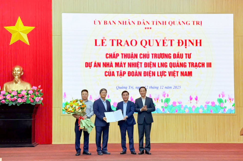 Lãnh đạo UBND Quảng Trị trao Quyết định chấp thuận chủ trương đầu tư Dự án Nhà máy Nhiệt điện LNG Quảng Trạch III cho Tập đoàn Điện lực Việt Nam.